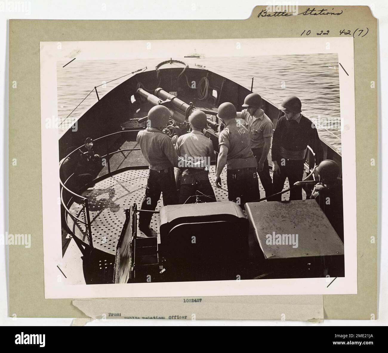 Un equipaggio di cannoni della Guardia Costiera è raffigurato a bordo delle loro stazioni di battaglia, pronto per l'azione. L'immagine mostra la loro disciplina e prontezza durante le situazioni di guerra o di conflitto, sottolineando il ruolo della Guardia Costiera nel sostenere le operazioni militari e garantire la sicurezza marittima. Foto Stock