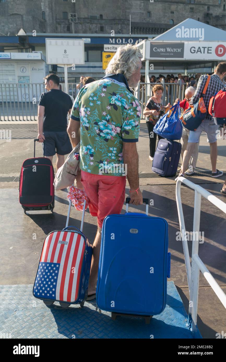 Uomo di mezza età con bagagli sbarcano in traghetto a Napoli, Italia. Foto Stock