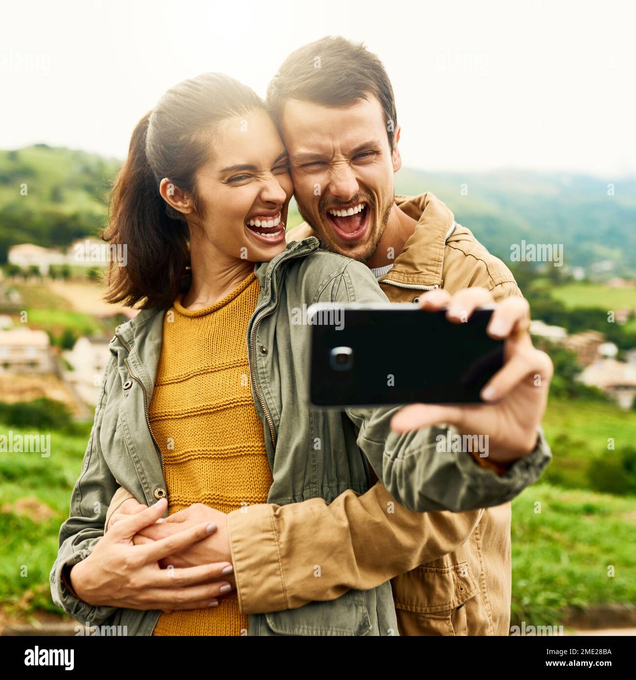 Trova la persona che mette in mostra il meglio in te. una coppia amorevole che prende un selfie all'aperto. Foto Stock