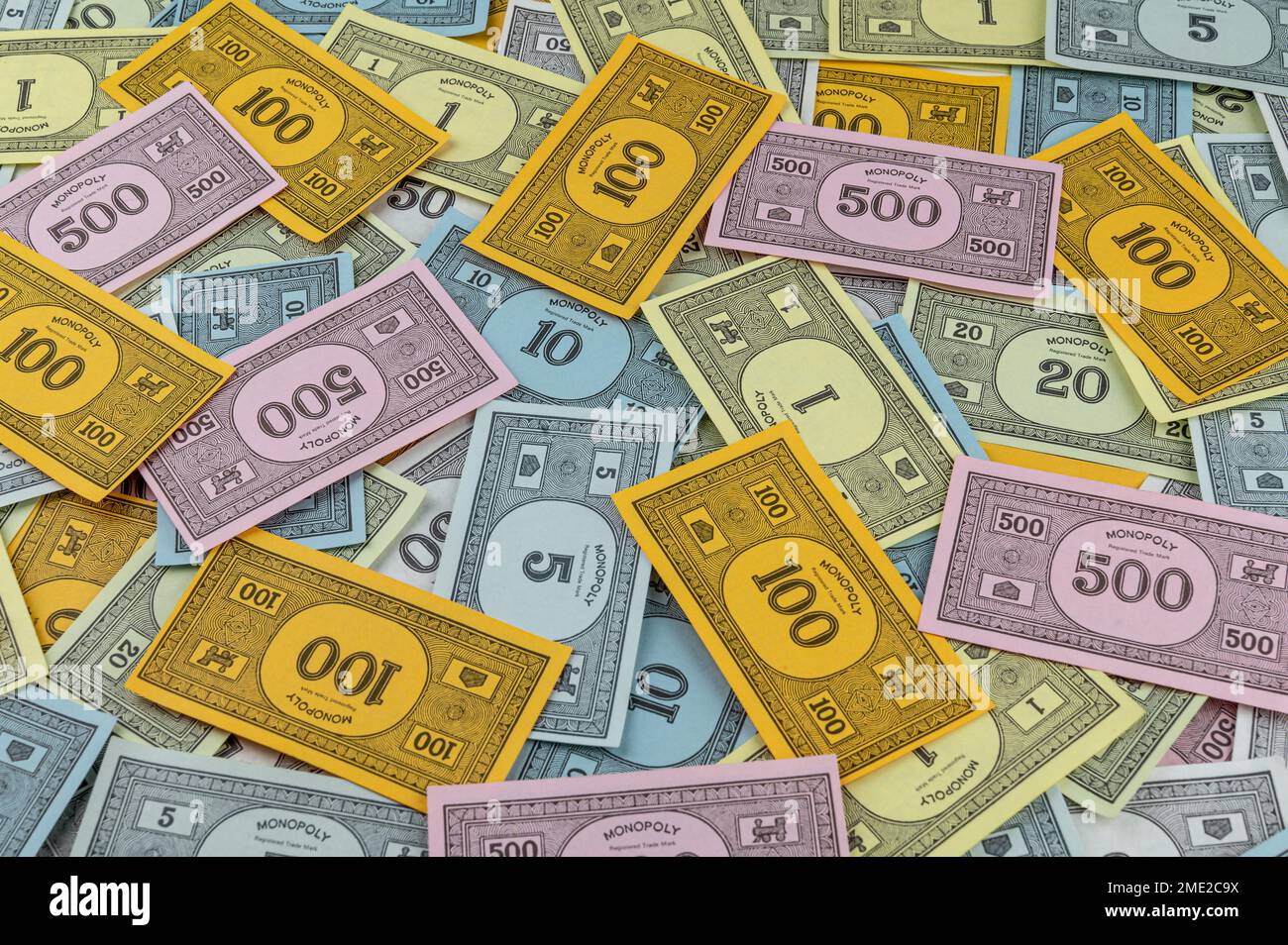 Monopoly Money in un mucchio con 500 e 100 note prominenti, Scozia, Regno Unito Foto Stock Monopoly Money in un mucchio con 500 e 100 note prominenti, Scozia, Regno Unito Foto Stock