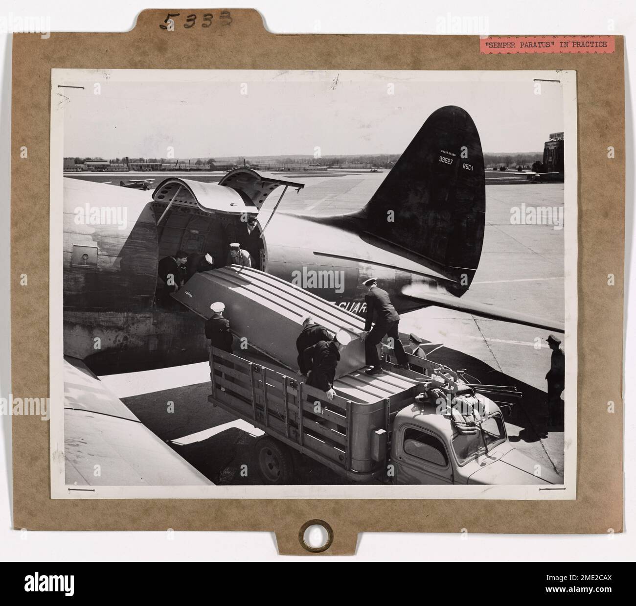 Una barca di emergenza di 13 piedi, la "M-2", viene caricata a bordo di un velivolo della Guardia Costiera Curtis C-46 per un volo dimostrativo. La barca viene poi lanciata nel fiume Ohio come parte di un'esercitazione di risposta alle inondazioni, che mostra la disponibilità della Guardia Costiera per le emergenze in caso di inondazione. Foto Stock