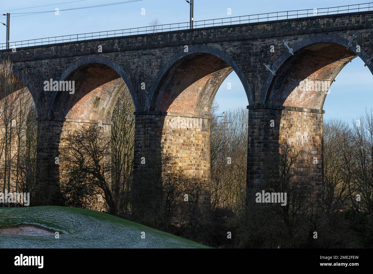 La sezione centrale di un viadotto a Baildon, Yorkshire. Il viadotto porta la linea ferroviaria Wharfedale che collega Ilkley con Bradford. Foto Stock