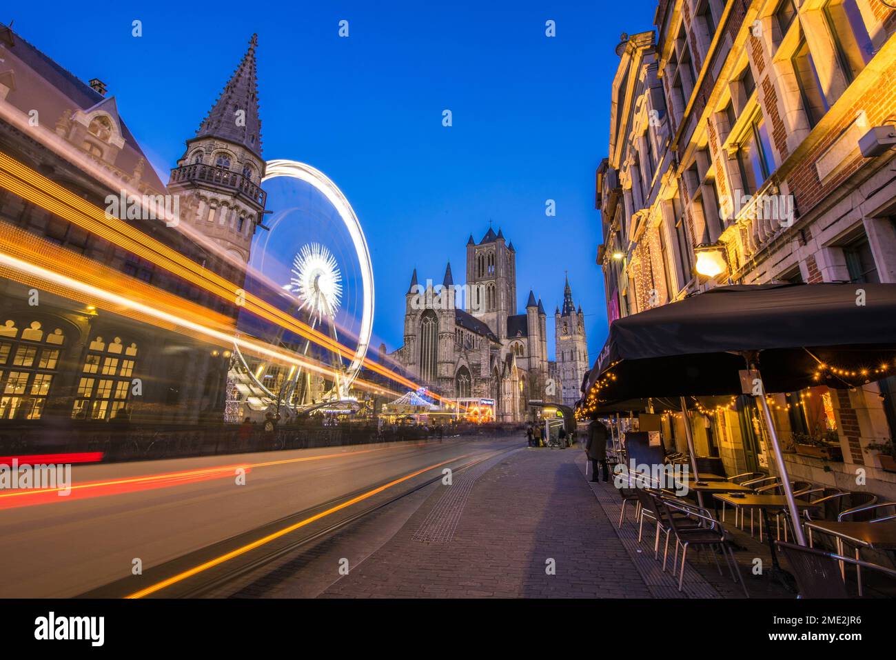 La famosa piazza del mercato del grano si trova in Belgio, con linee leggere dal trasporto di passaggio in serata Foto Stock