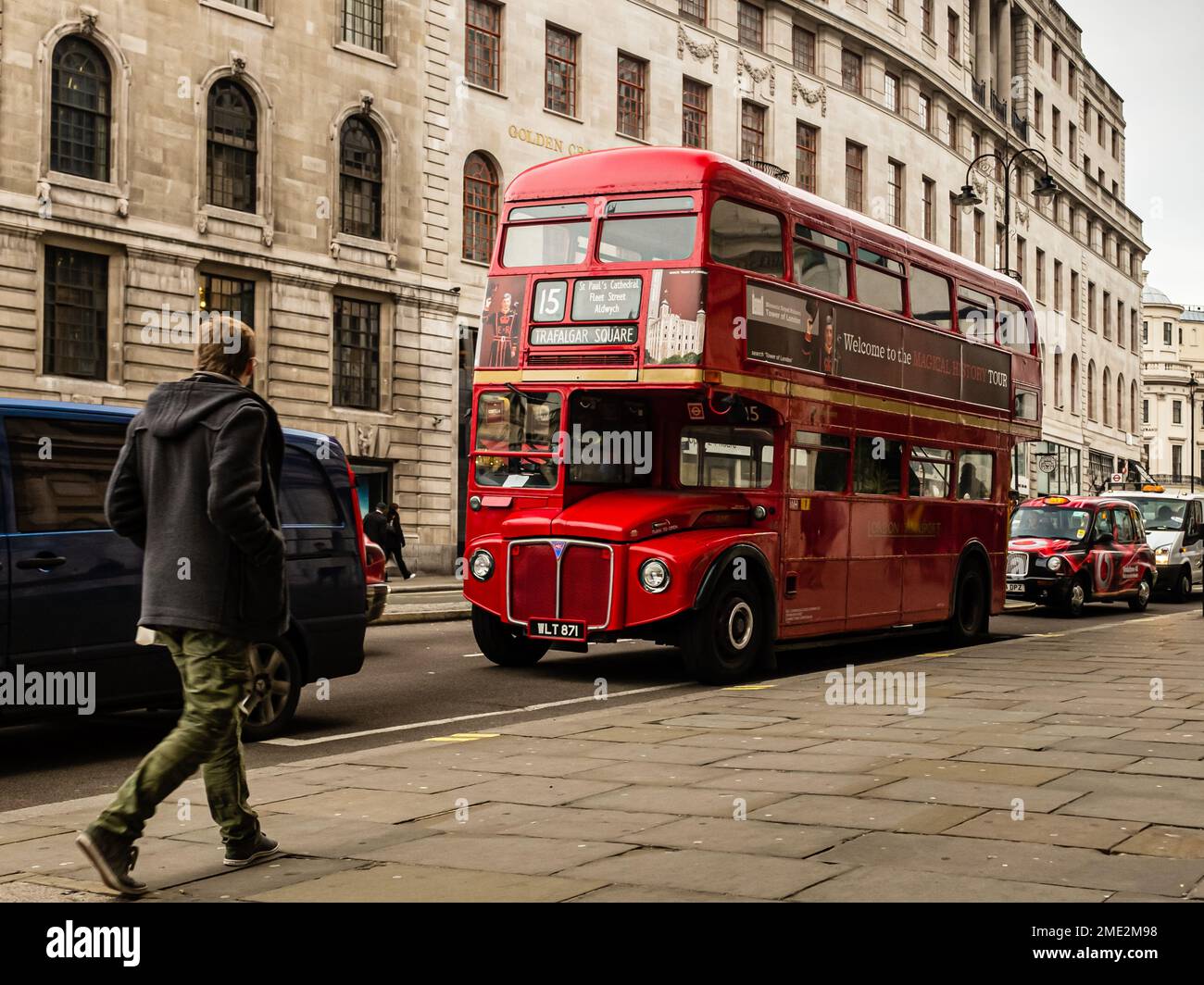 Londra, Regno Unito, 07th, dicembre 2013: Un autobus rosso a due piani e un cabbie nero sono in auto su trafalgar Square Road. Foto Stock