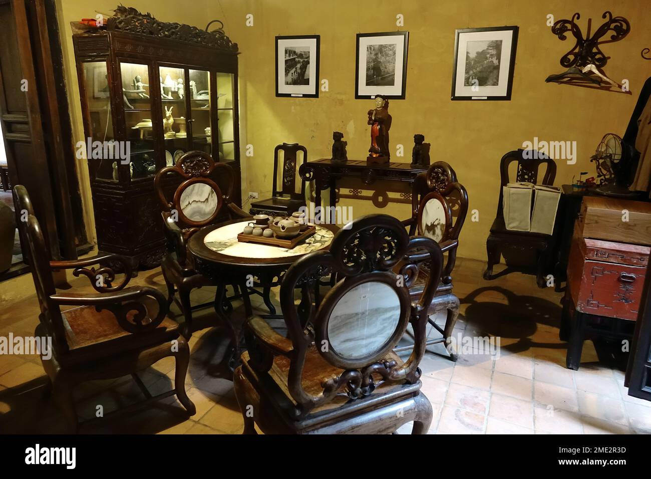 Dettaglio interno vecchia casa mercantile nel vecchio quartiere di Hanoi, Hà Nội, Vietnam, Asia Foto Stock