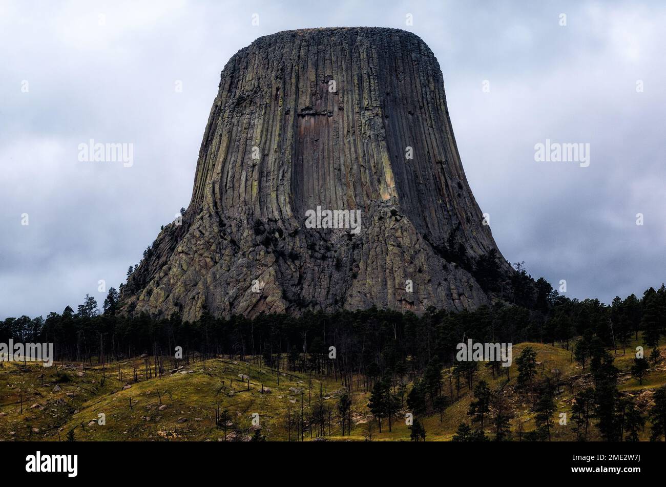 La Devils Tower del Wyoming contro il cielo nuvoloso Foto Stock