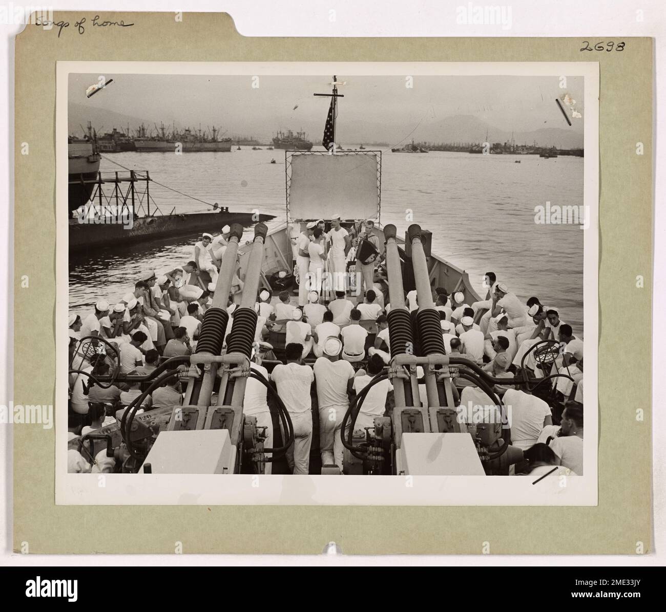 Nelle ultime ore prima del secondo D-Day della Francia meridionale, gli uomini di un combattente della Guardia Costiera nel Mediterraneo ascoltano canzoni di casa e numeri jive. La fotografia cattura i momenti di cameratismo e morale mentre si preparano all'invasione. Foto Stock