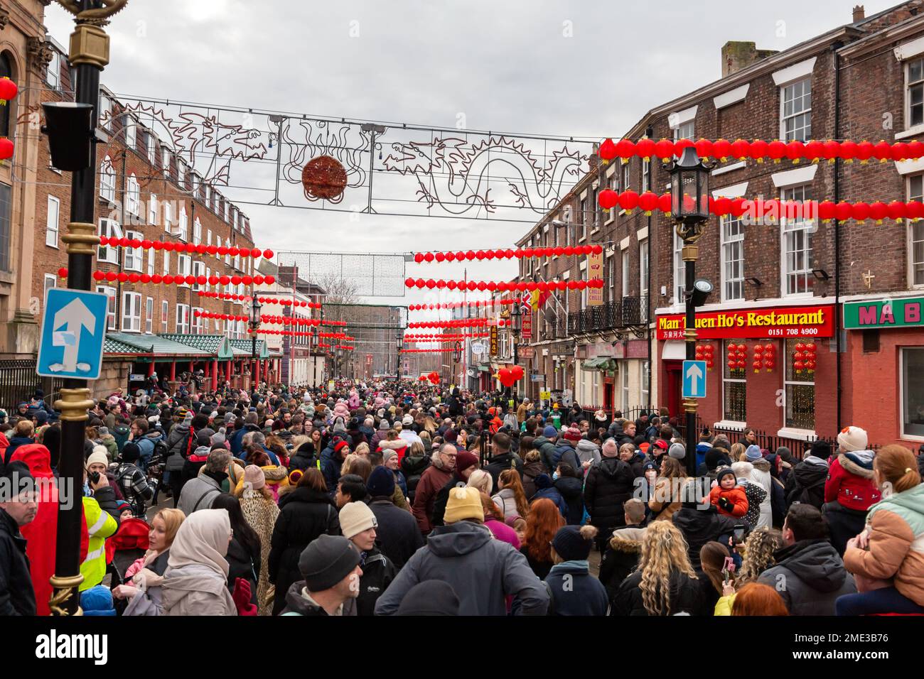 Liverpool, Regno Unito - Gennaio 22 2023: Folle al Lunar Festival, anno cinese del coniglio, Nelson Street Foto Stock