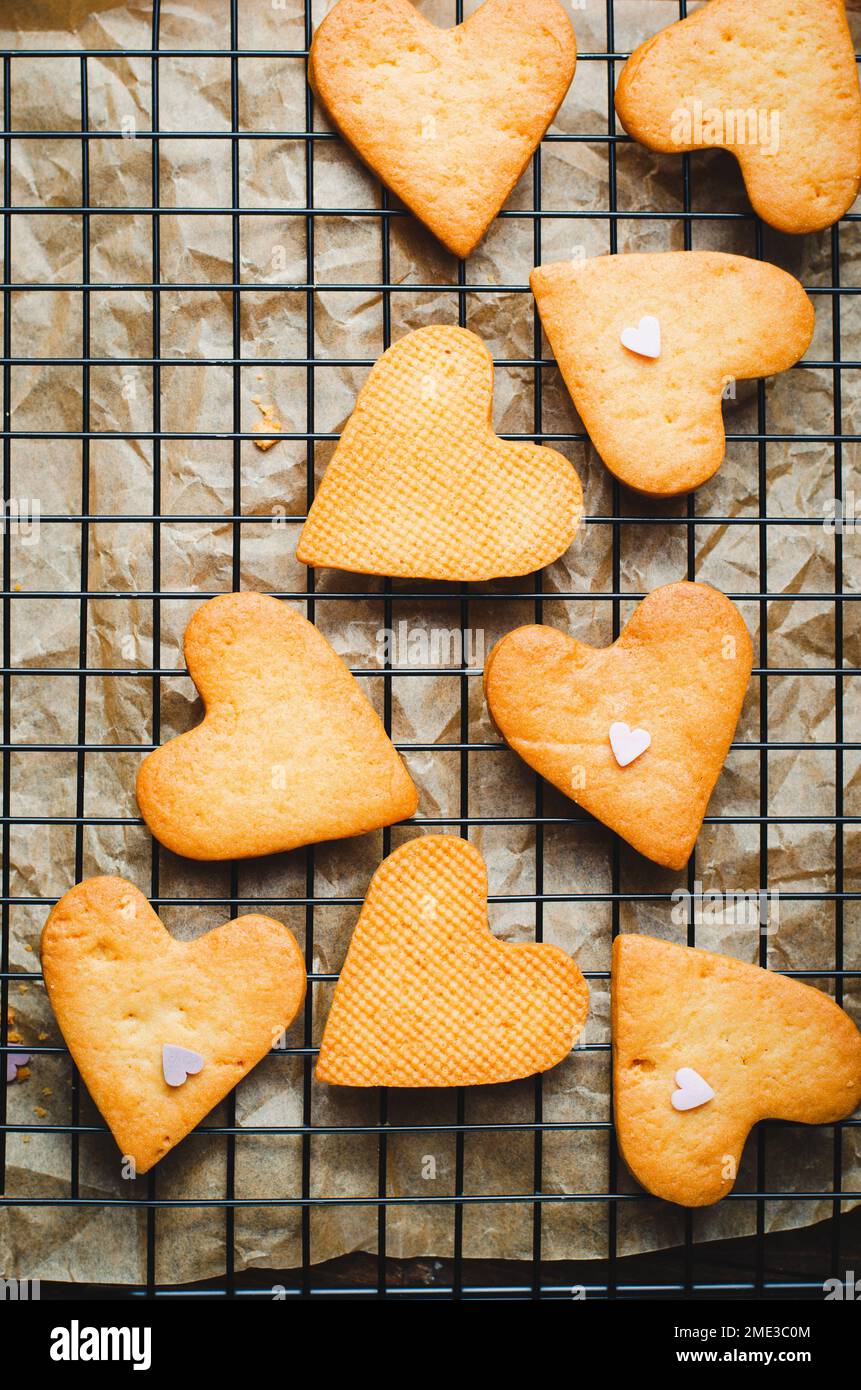 Biscotti a forma di cuore, biscotti fatti a mano per San Valentino, Festa  della mamma, dolcezza Foto stock - Alamy