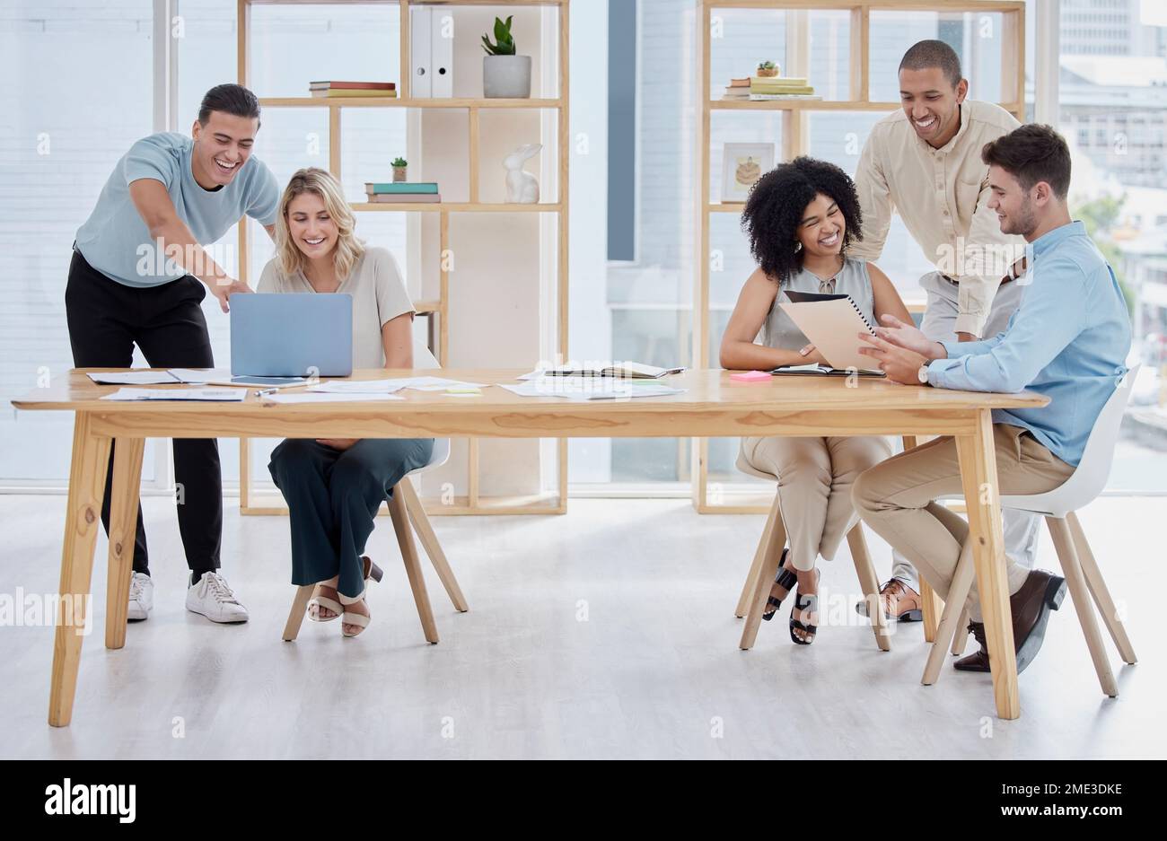 Ricerca, analisi o business people sul notebook per ricerche su Internet, contenuti sui social media o networking. Pianificazione, documenti o team building sulla tecnologia Foto Stock