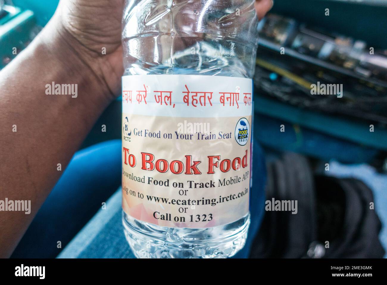 Ordina il cibo per sedare la pubblicità sulla bottiglia d'acqua fornita dalle ferrovie indiane Foto Stock