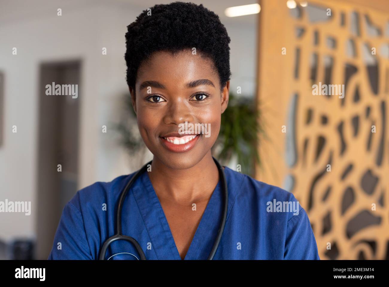 Ritratto di felice medico afro-americano con stetoscopio Foto Stock