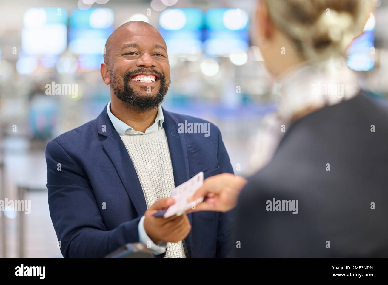 Uomo d'affari africano, biglietto e donna in aeroporto con un sorriso eccitato, assistenza clienti e aiuto per i viaggi globali. Uomo nero aziendale, portiere e. Foto Stock