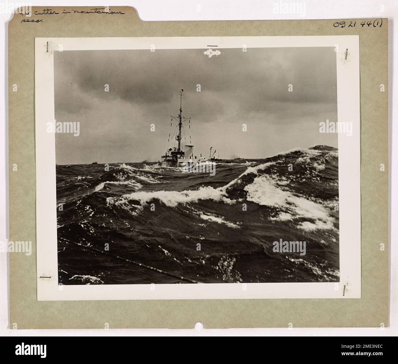 Un cutter della Guardia Costiera naviga attraverso i mari montani, dimostrando la sua resilienza e la sua disponibilità alle operazioni negli ambienti marittimi più difficili. Foto Stock