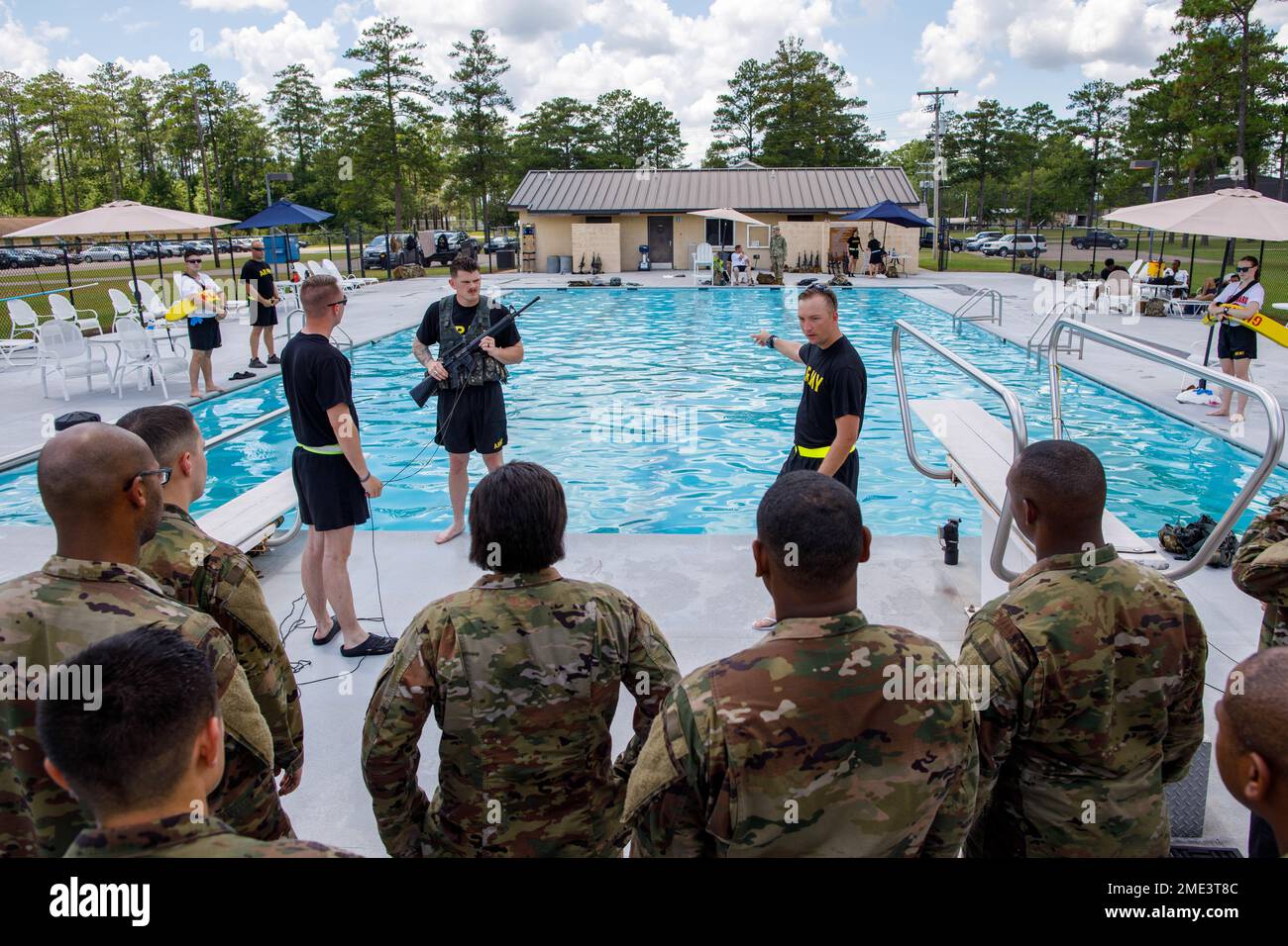 I soldati della Riserva dell'esercito della Brigata della polizia militare del 290th ricevono istruzioni sull'ingresso nella piscina durante l'addestramento per la sopravvivenza dell'acqua, il 27 luglio 2022, al Camp Shelby Joint Forces Training Center, Mississippi. I soldati, che erano al CSJFTC per l'allenamento annuale e per partecipare a Pershing Strike 2022, si appoggiarono su come rimuovere i loro attrezzi in acqua, nuotare nella loro divisa e utilizzare uno zaino come dispositivo di galleggiamento. (Foto della guardia nazionale dell'esercito dell'Arizona di Sgt. 1st Classe Brian A. Barbour) Foto Stock