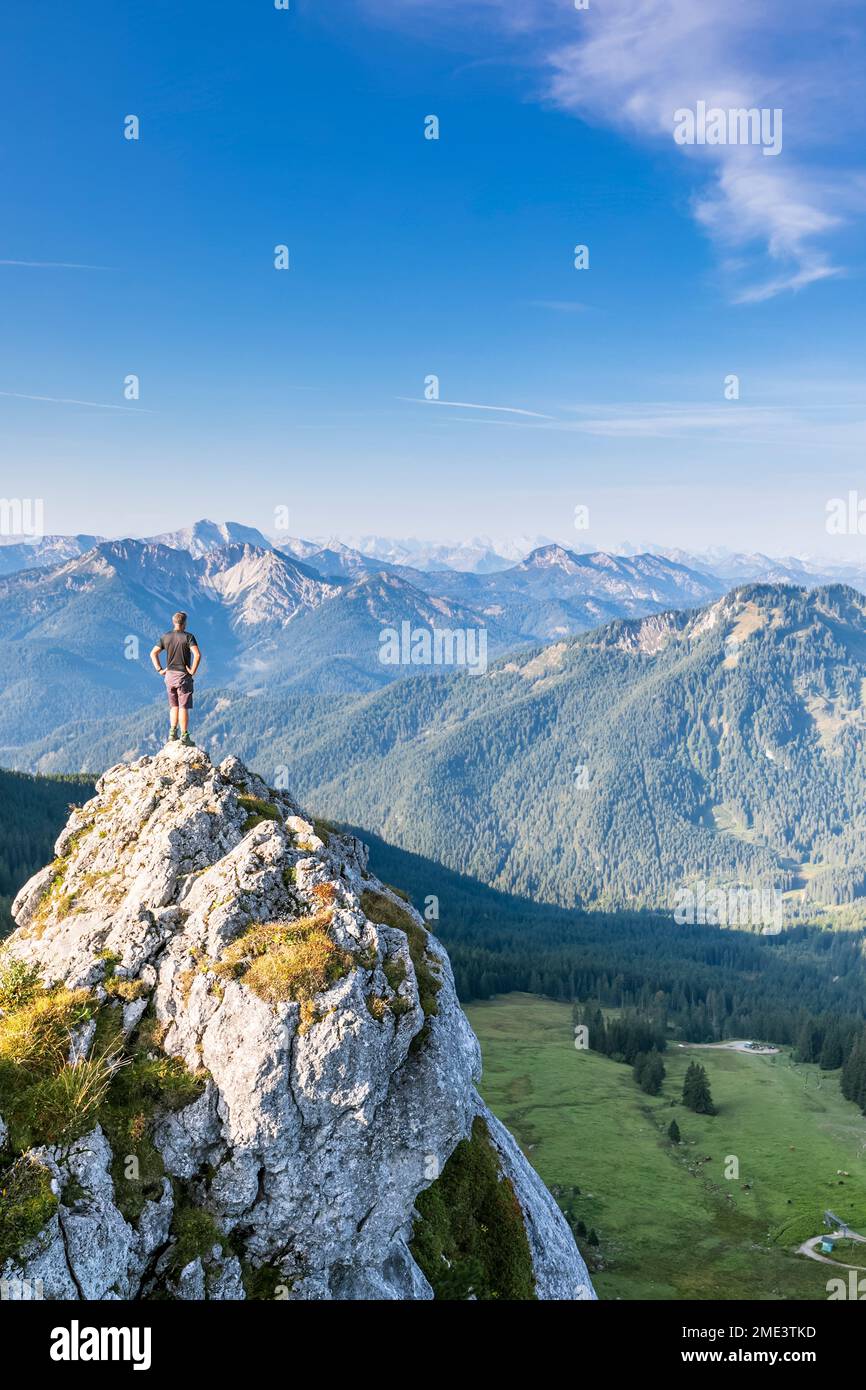 Germania, Baviera, escursionista maschio in piedi sulla cima del monte Taubenstein Foto Stock