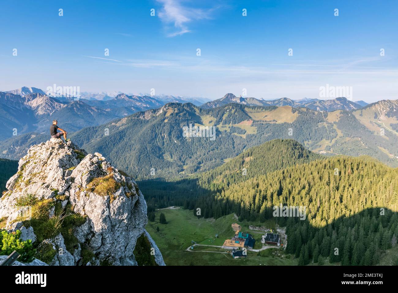 Germania, Baviera, escursionista maschile seduto sulla cima del monte Taubenstein Foto Stock
