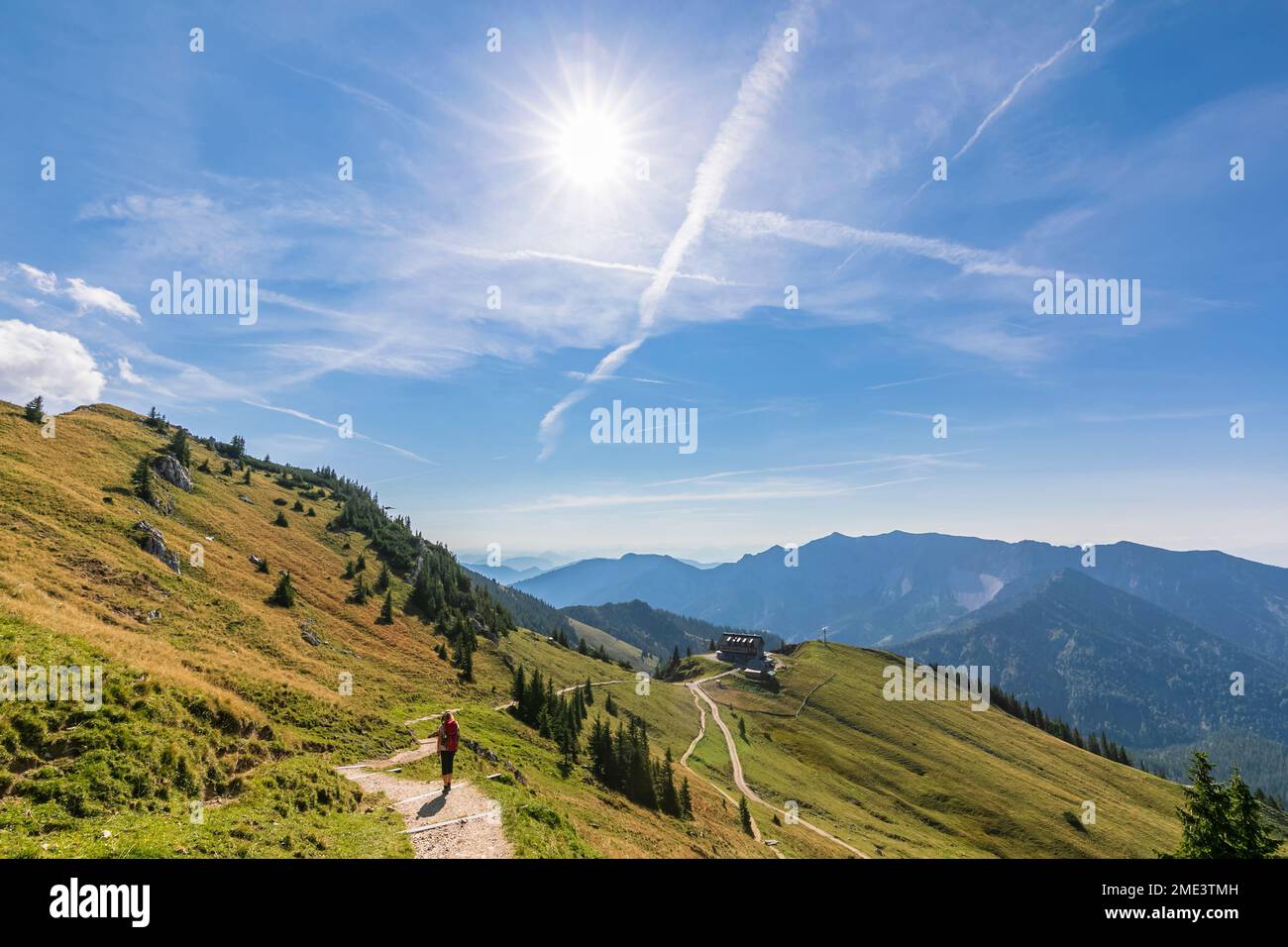 Germania, Baviera, sole che splende su escursionista femminile sulla strada per Rotwandhaus Foto Stock