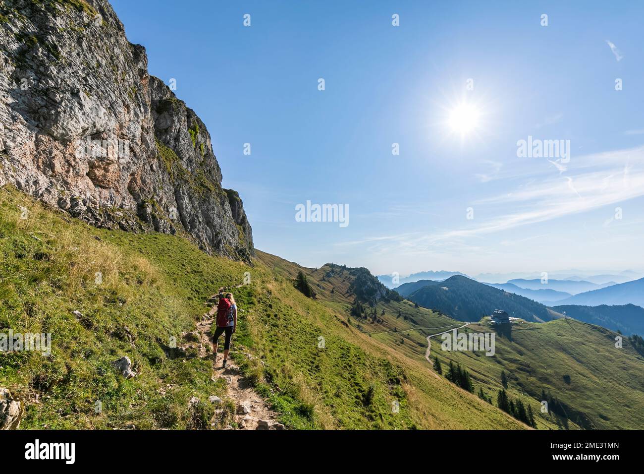Germania, Baviera, sole che splende su escursionista femminile seguendo il sentiero fino alla cima della montagna Rotwand Foto Stock