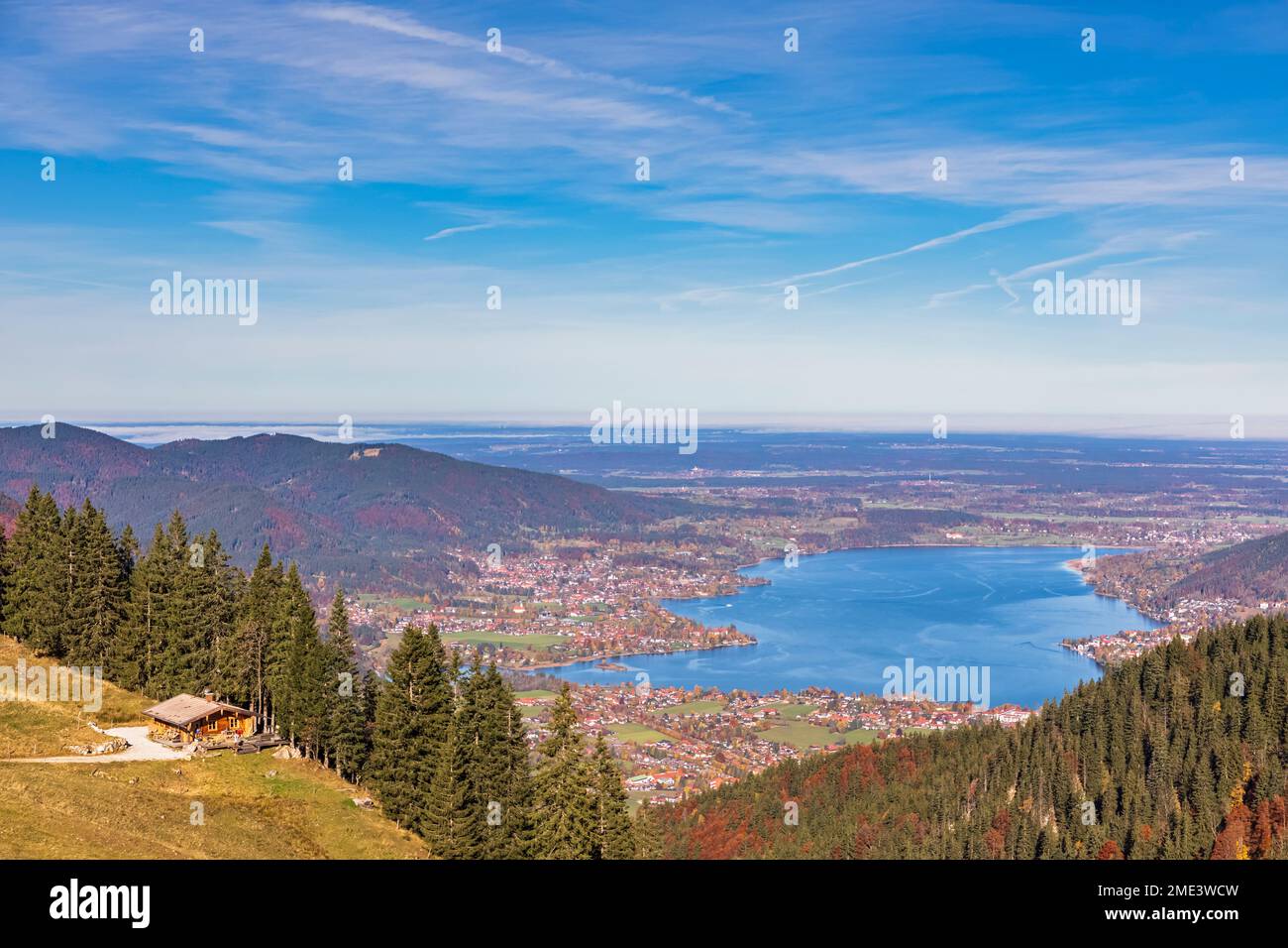 Germania, Baviera, Rottach-Egern, il lago Tegernsee e le città circostanti viste dalla cima del monte Wallberg Foto Stock