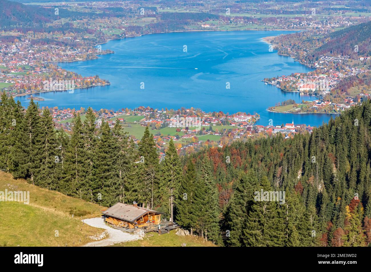 Germania, Baviera, Rottach-Egern, il lago Tegernsee e le città circostanti viste dalla cima del monte Wallberg Foto Stock