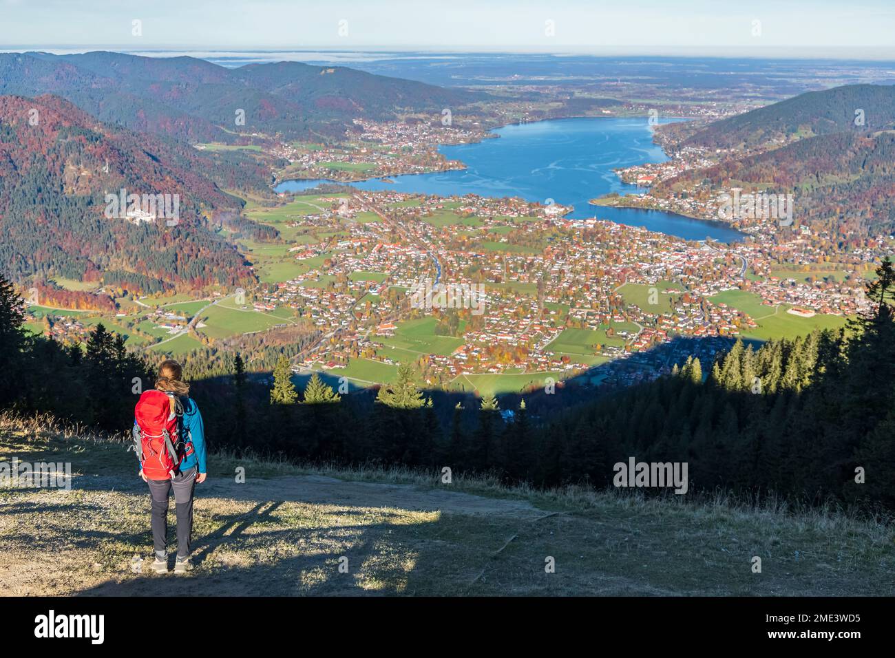 Germania, Baviera, Rottach-Egern, escursionista femminile ammirando la vista del lago Tegernsee e delle città circostanti dalla cima del monte Wallberg Foto Stock