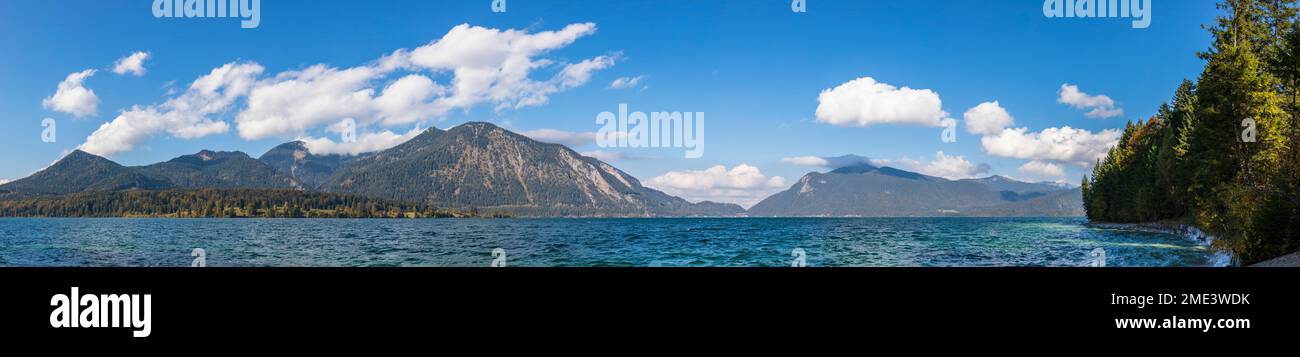 Germania, Baviera, Vista panoramica del lago Walchensee con le montagne Simetsberg, Jochberg, Heimgarten e Herzogstand sullo sfondo Foto Stock