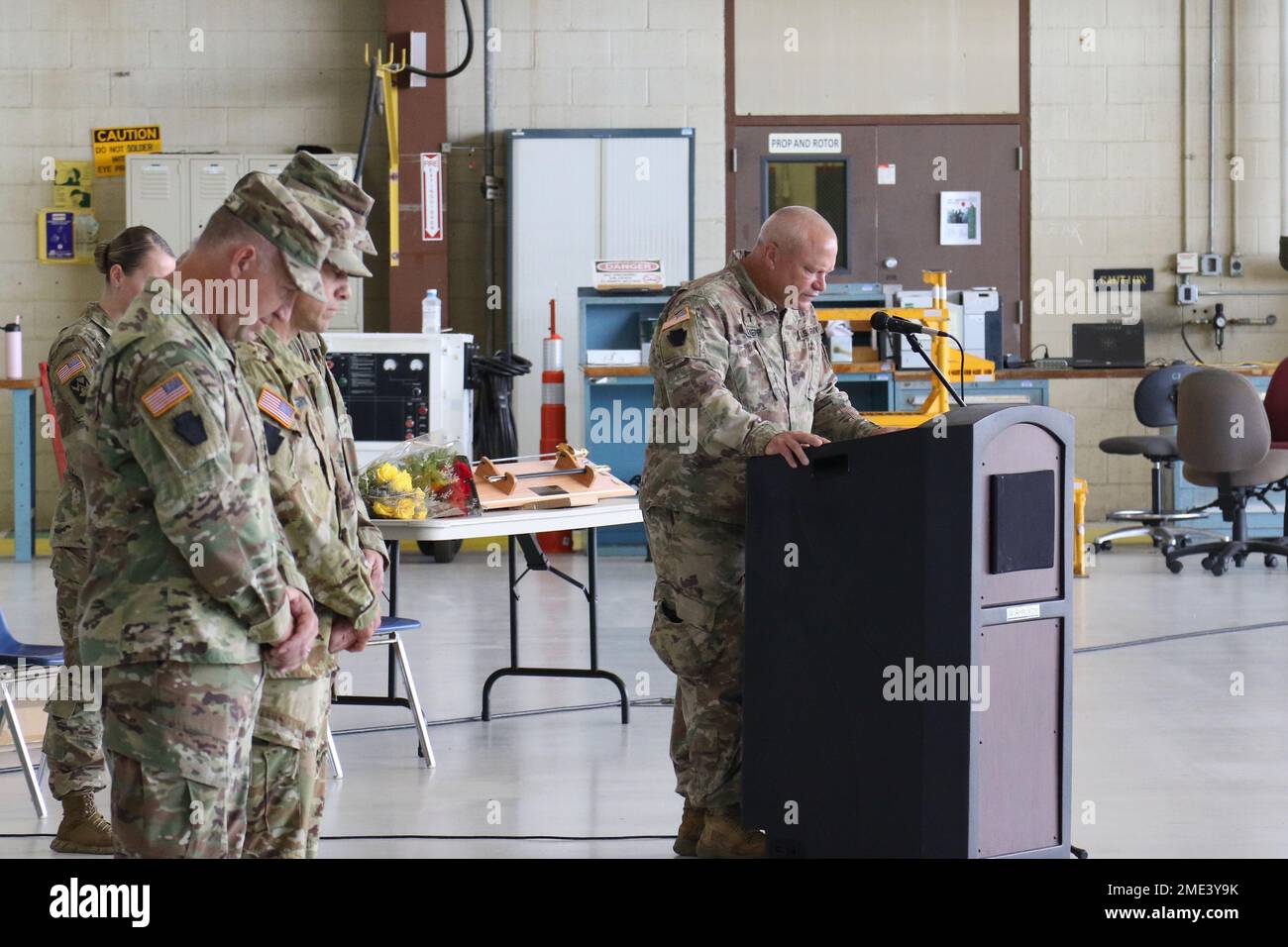 STATI UNITI Doug Knepp, cappellano della Brigata dell'aviazione di combattimento Expeditionary 28th, offre l'invocazione durante una cerimonia di cambio di responsabilità presso il Muir Army Airfield. Foto Stock