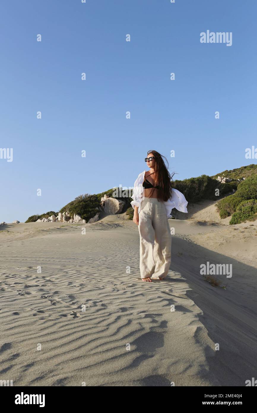 Giovane donna in piedi sulla spiaggia, Patara, Turkiye Foto Stock