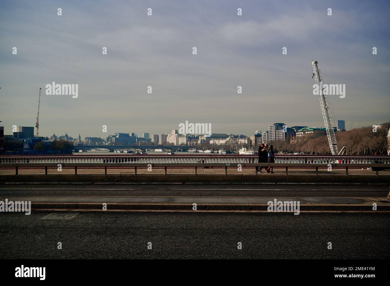 22 gen 2023 - LondonUK: Vista dello skyline di londra sul ponte dei blackfriars senza traffico ma con un piccolo gruppo di persone che passeggiano nelle giornate di sole Foto Stock
