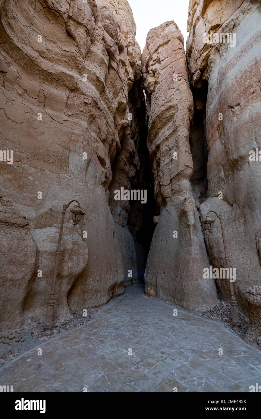 Arabia Saudita, Provincia Orientale, al-Hofuf, ingresso della stretta grotta a Jabal al-Qarah Foto Stock