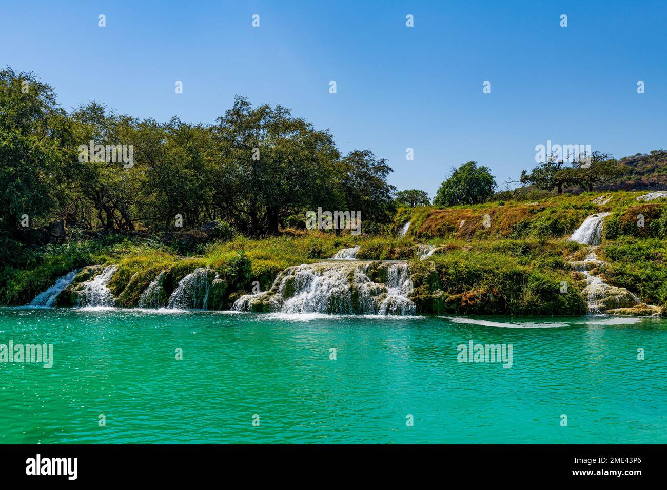 Oman, Dhofar, Salalah, stagno turchese e cascate del fiume Wadi Darbat Foto Stock