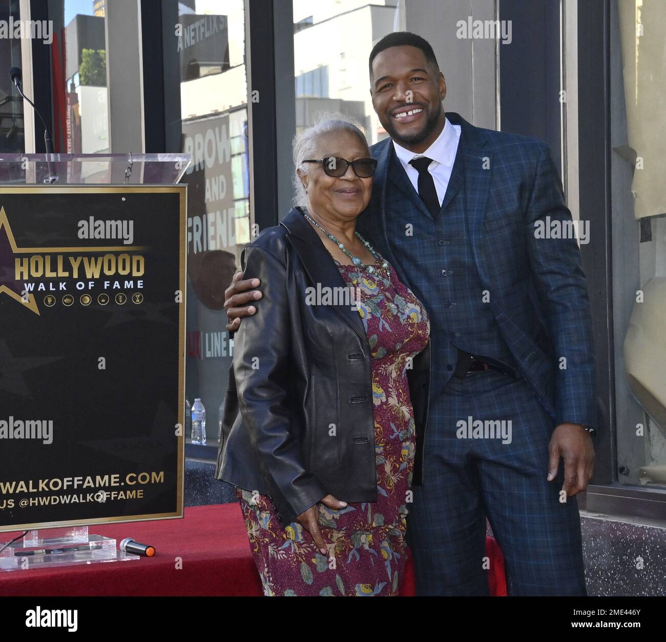 Los Angeles, Stati Uniti. 23rd Jan, 2023. La personalità della TV e l'ex giocatore della NFL Michael Strahan si è Unito alla madre Louise Strahan durante una cerimonia di inaugurazione che lo onorerà con la 44th stella sulla Walk of Fame di Hollywood lunedì 23 gennaio 2023. Foto di Jim Ruymen/UPI Credit: UPI/Alamy Live News Foto Stock