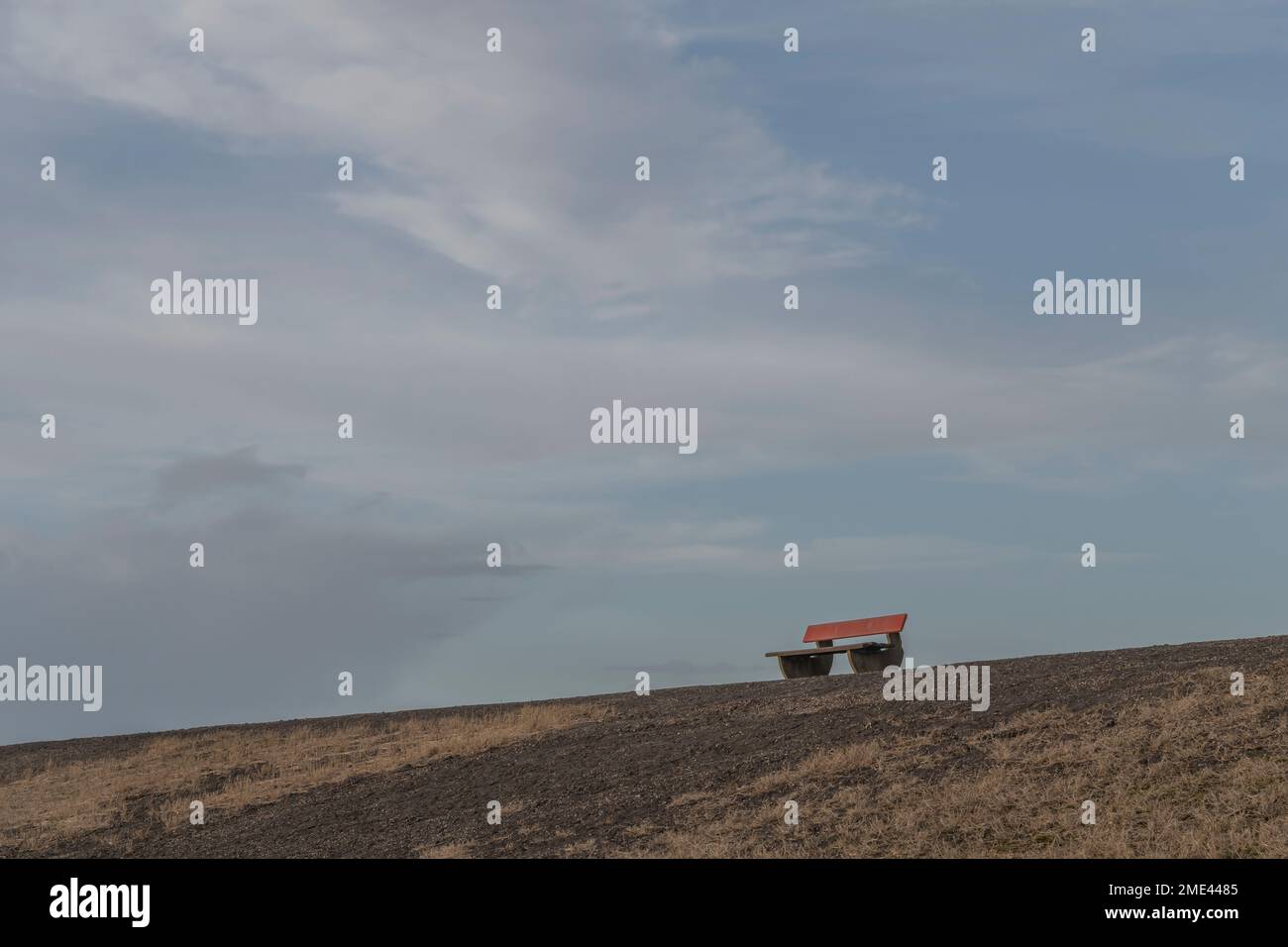 Germania, Schleswig-Holstein, St Peter-Ording, panca vuota sul levee Foto Stock