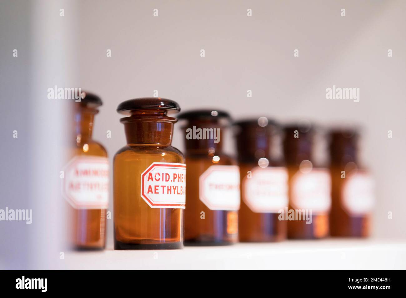 Flaconi per medicinali con etichetta sul rack Foto Stock