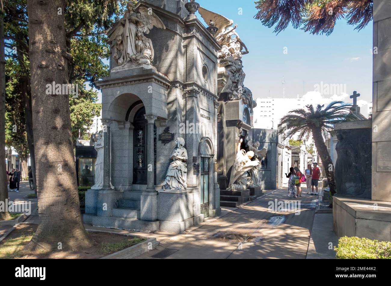 Persone nel cimitero di Recoleta, Buenos Aires, Argentina Foto Stock