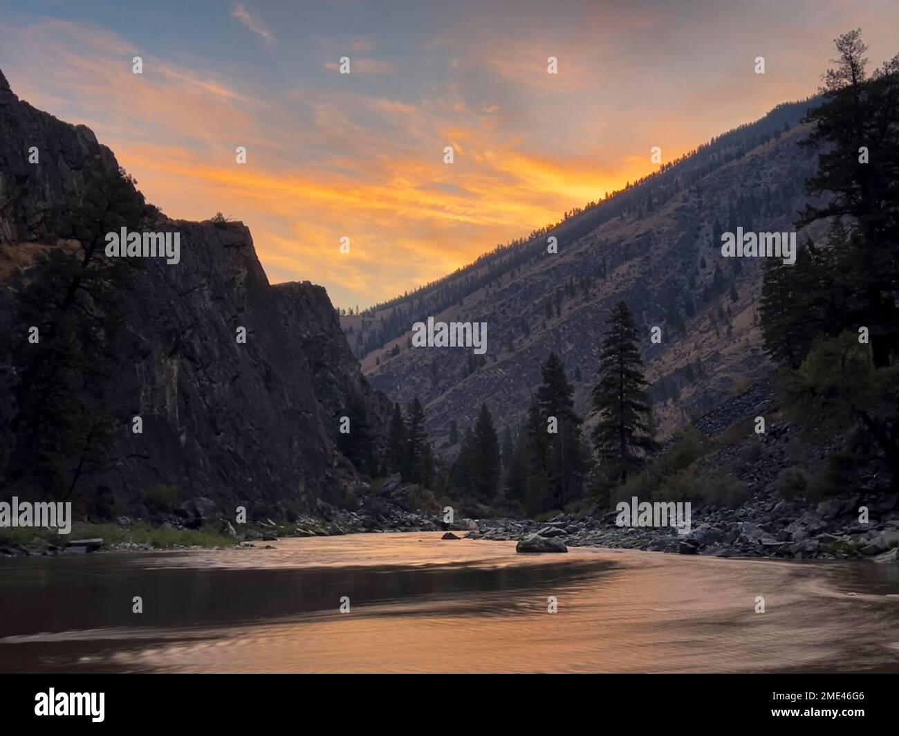Tramonto sul fiume Middle Fork Salmon in Idaho con avventure lontane e lontane. Foto Stock