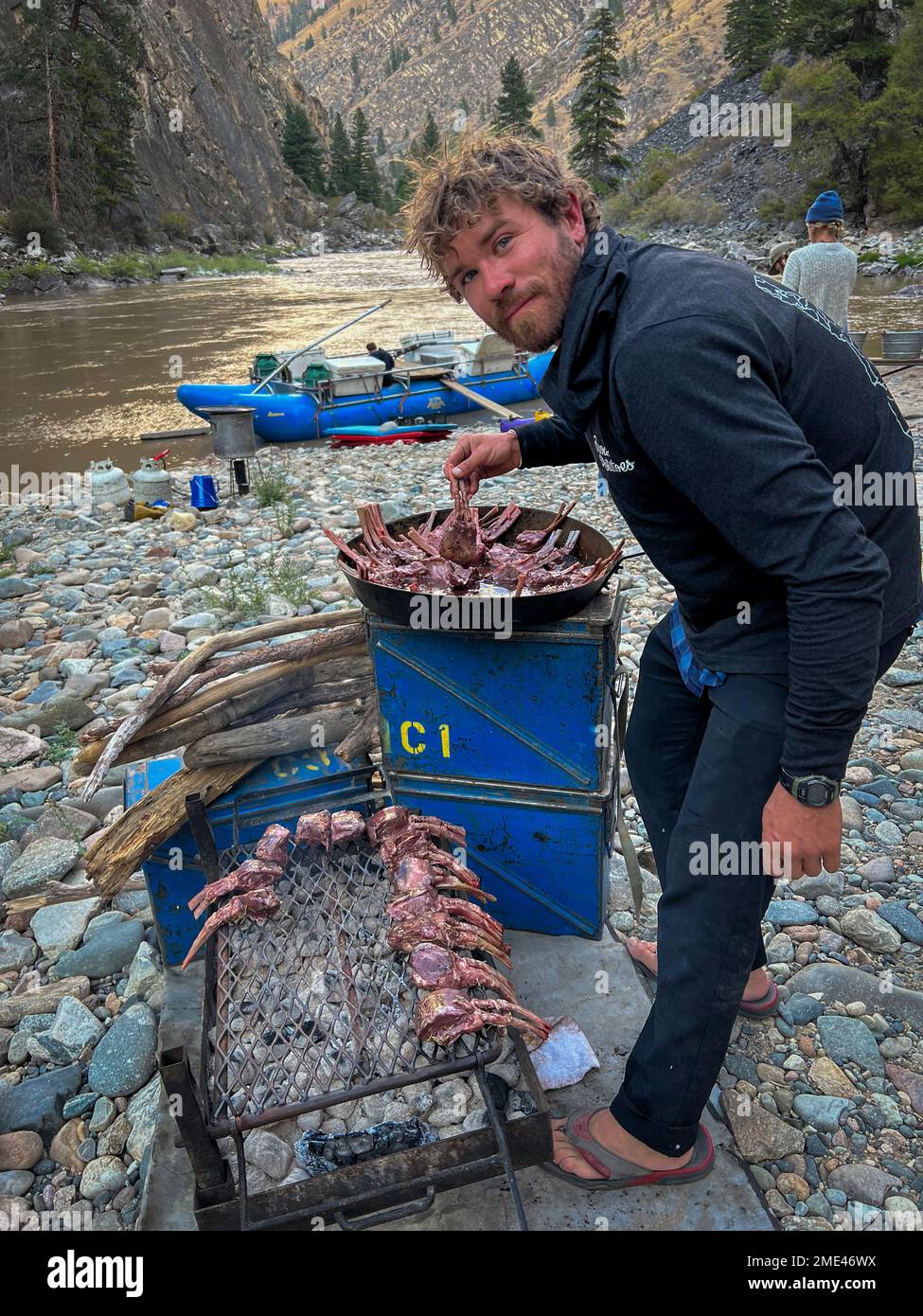 Far & Away Adventures guida Woody preparare la cena sul fiume Middle Fork Salmon in Idaho. Foto Stock