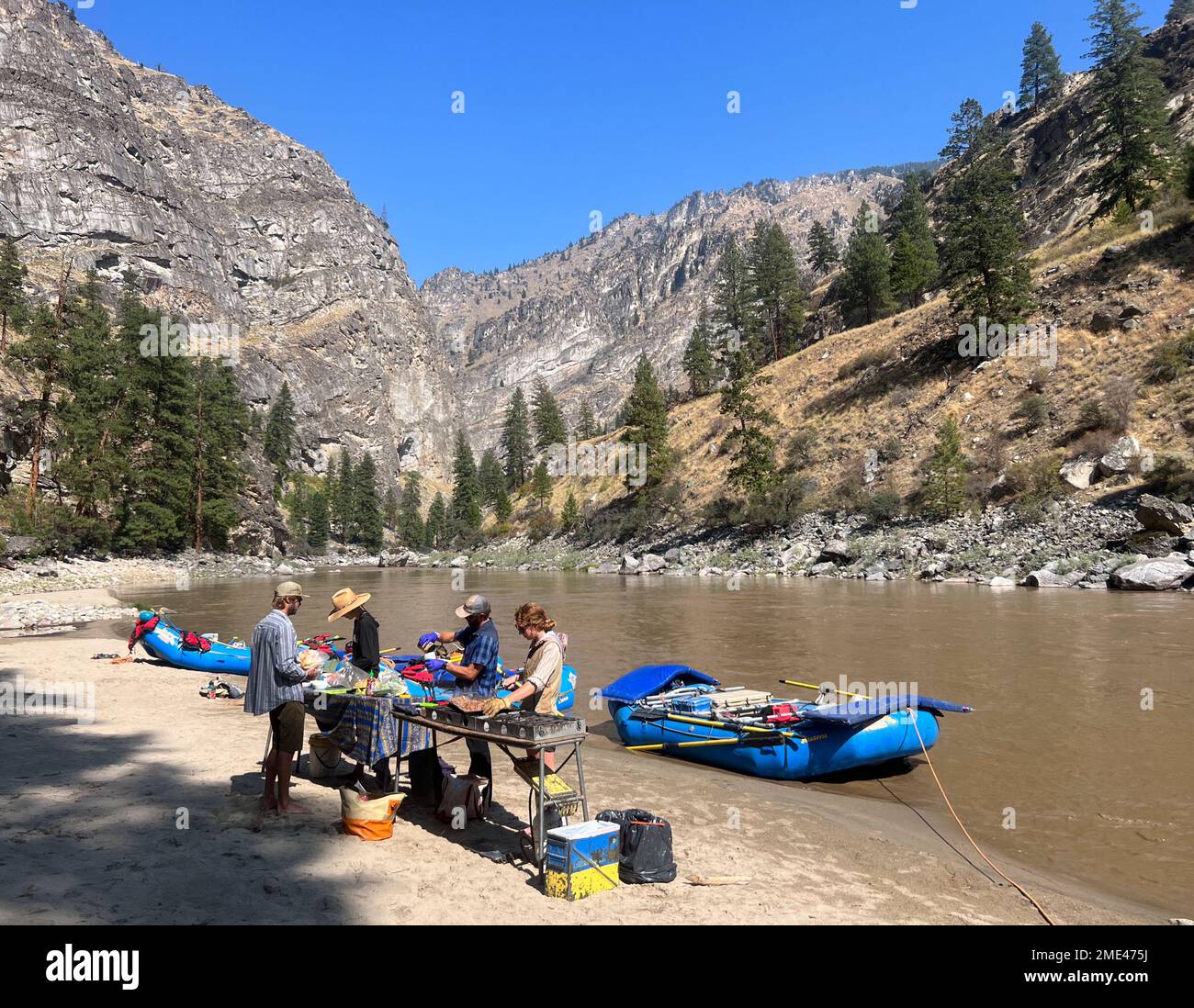 Le guide di far & Away Adventures preparano il pranzo sul fiume Middle Fork Salmon in Idaho. Foto Stock