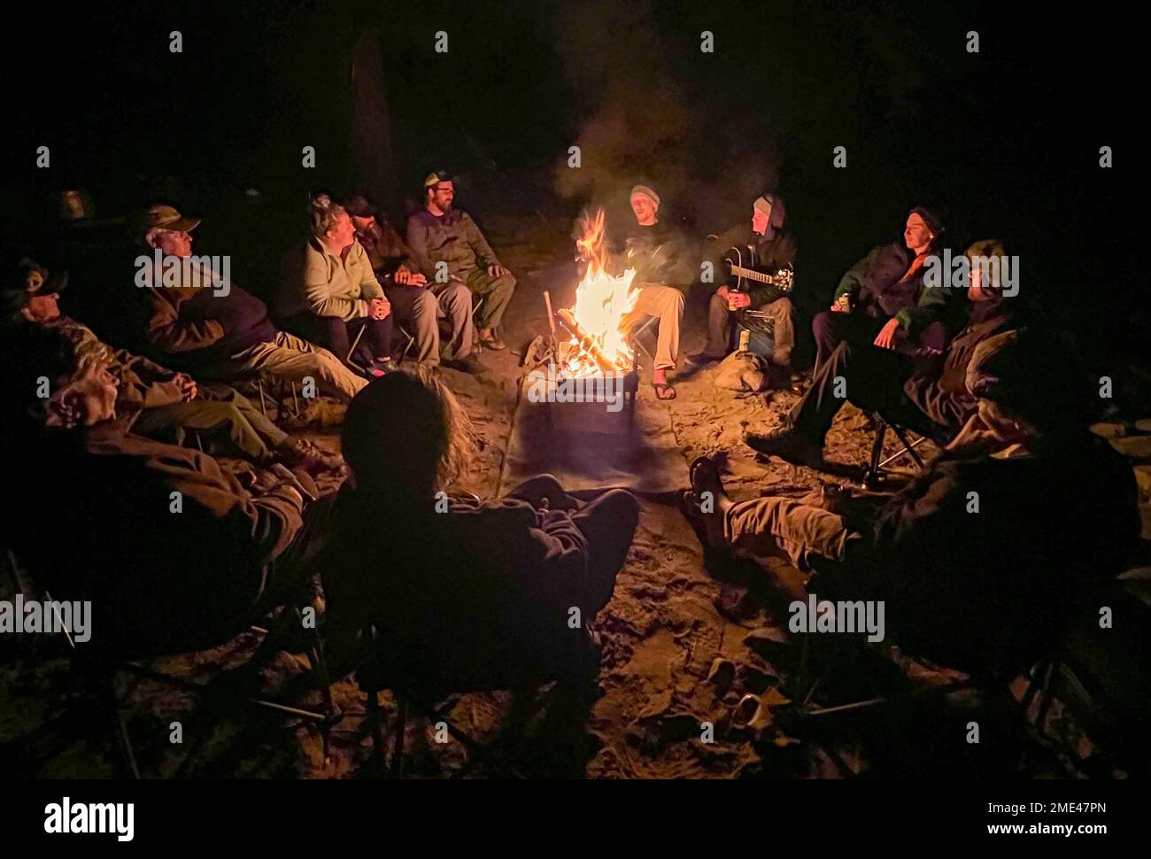 Campfire sul fiume Middle Fork Salmon in Idaho con avventure lontane e lontane. Foto Stock