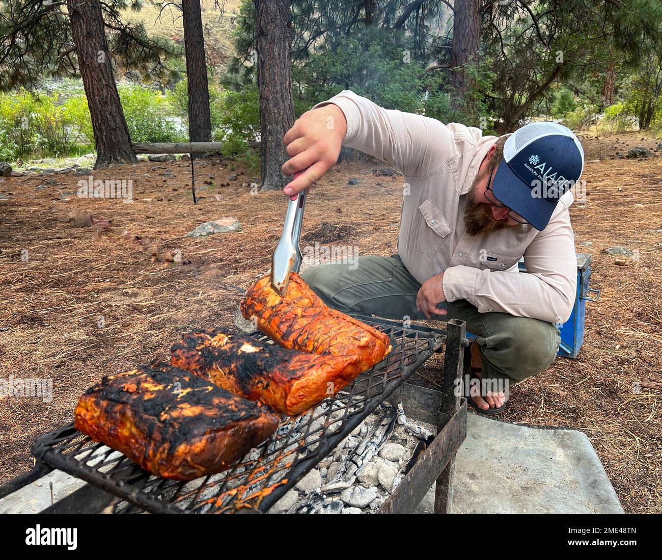 Barbecue presso il campeggio sul fiume Middle Fork Salmon in Idaho con avventure lontane e lontane. Foto Stock