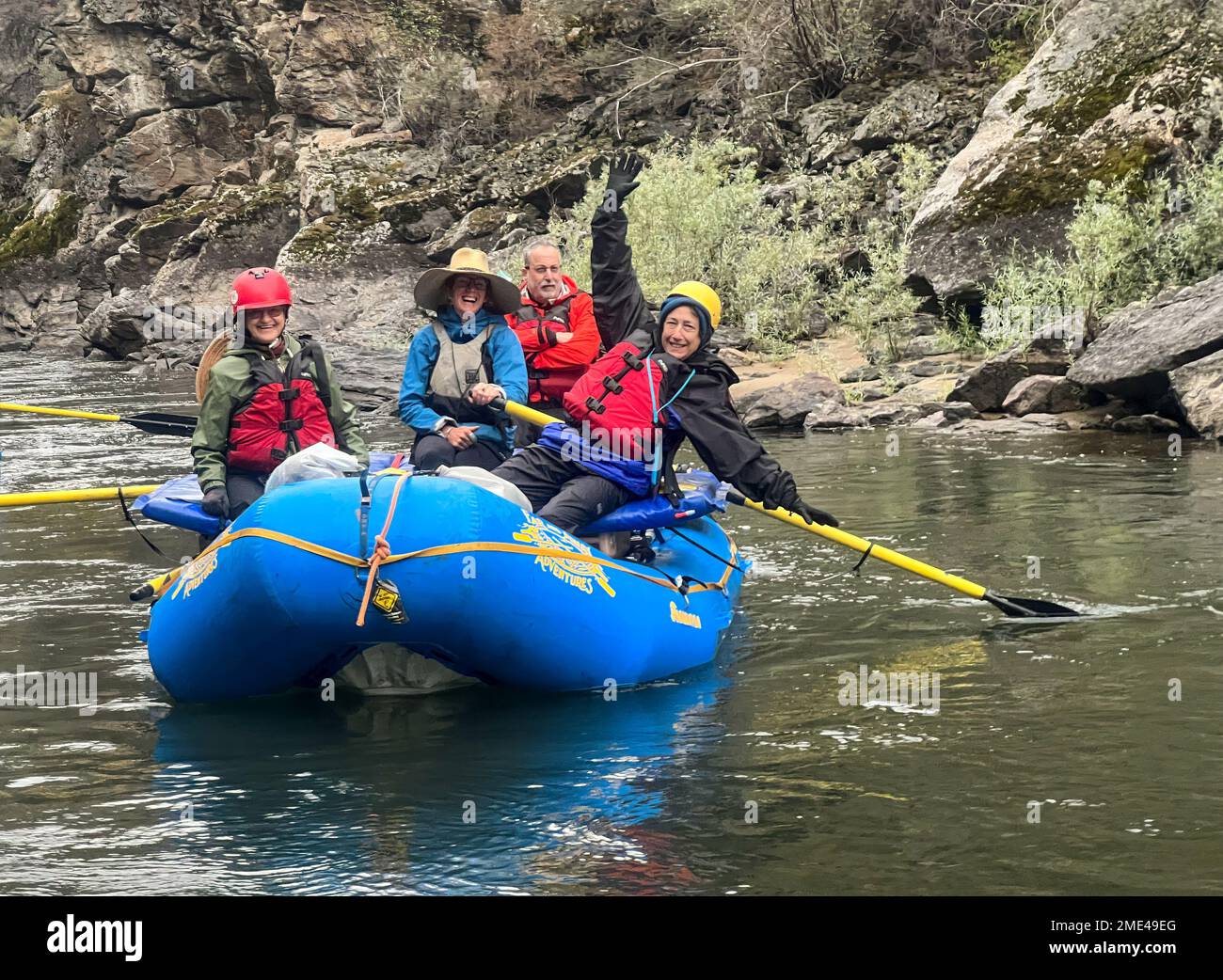Rafting sulle rapide con le avventure lontane e lontane guida Izzy sul fiume Middle Fork Salmon in Idaho. Foto Stock