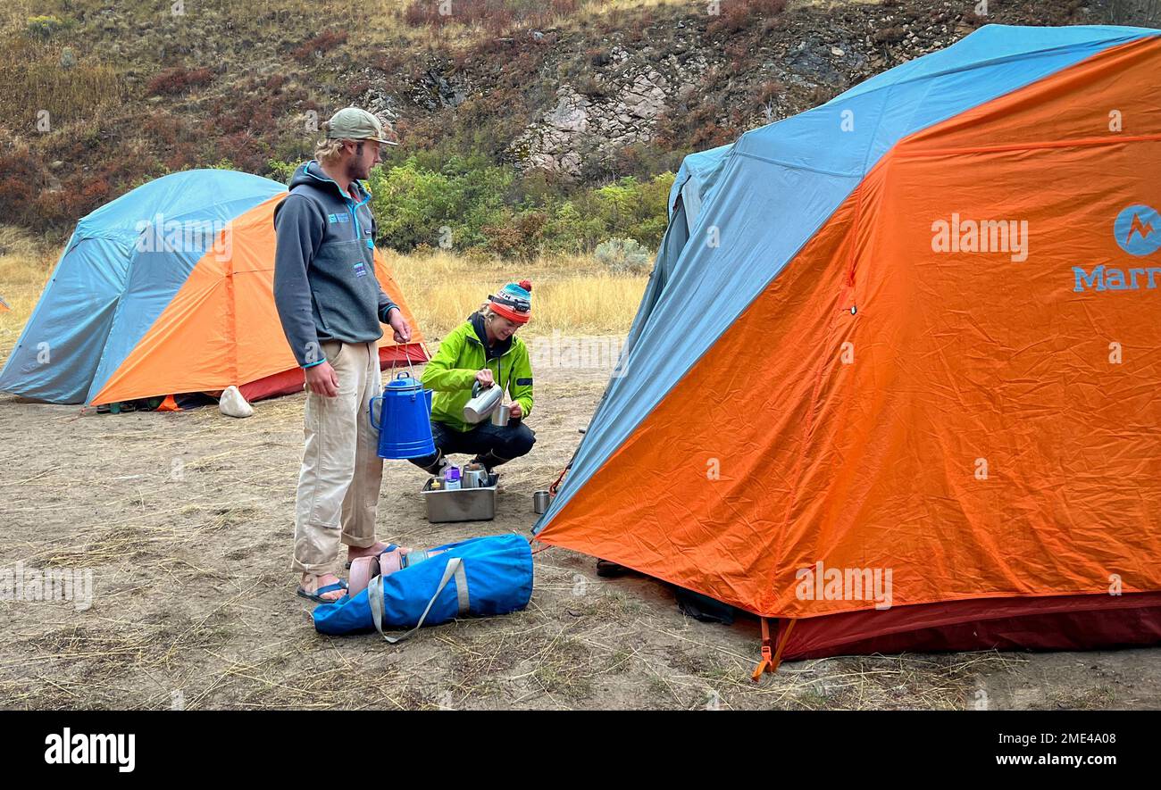 Servizio di caffè mattutino nel campo sul fiume Middle Fork Salmon in Idaho con avventure lontane e lontane. Foto Stock