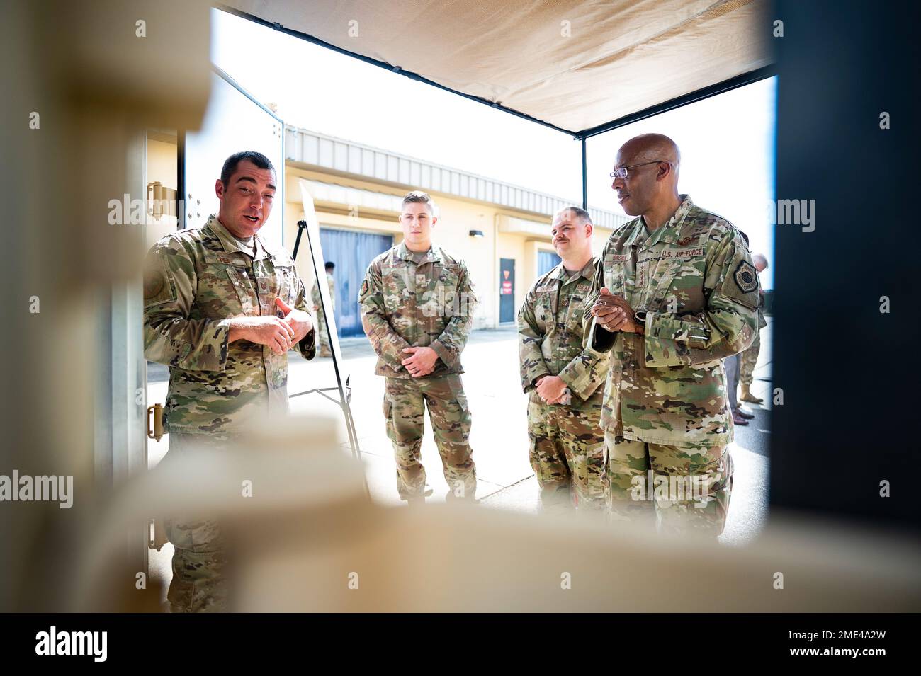 STATI UNITI Tecnologia Air Force. Adam Peil, 20th componente Squadron Airman, briefing US Capo di Stato maggiore dell'aeronautica Gen. CQ Brown, Jr., sulle recenti innovazioni che il team ha realizzato per far uscire lo stoccaggio delle apparecchiature presso la base dell'aeronautica militare di Shaw, S.C., 27 luglio 2022. Brown ha visitato Shaw AFB e discusso la modernizzazione, l'innovazione e le iniziative di Airmen durante il suo tour. Foto Stock