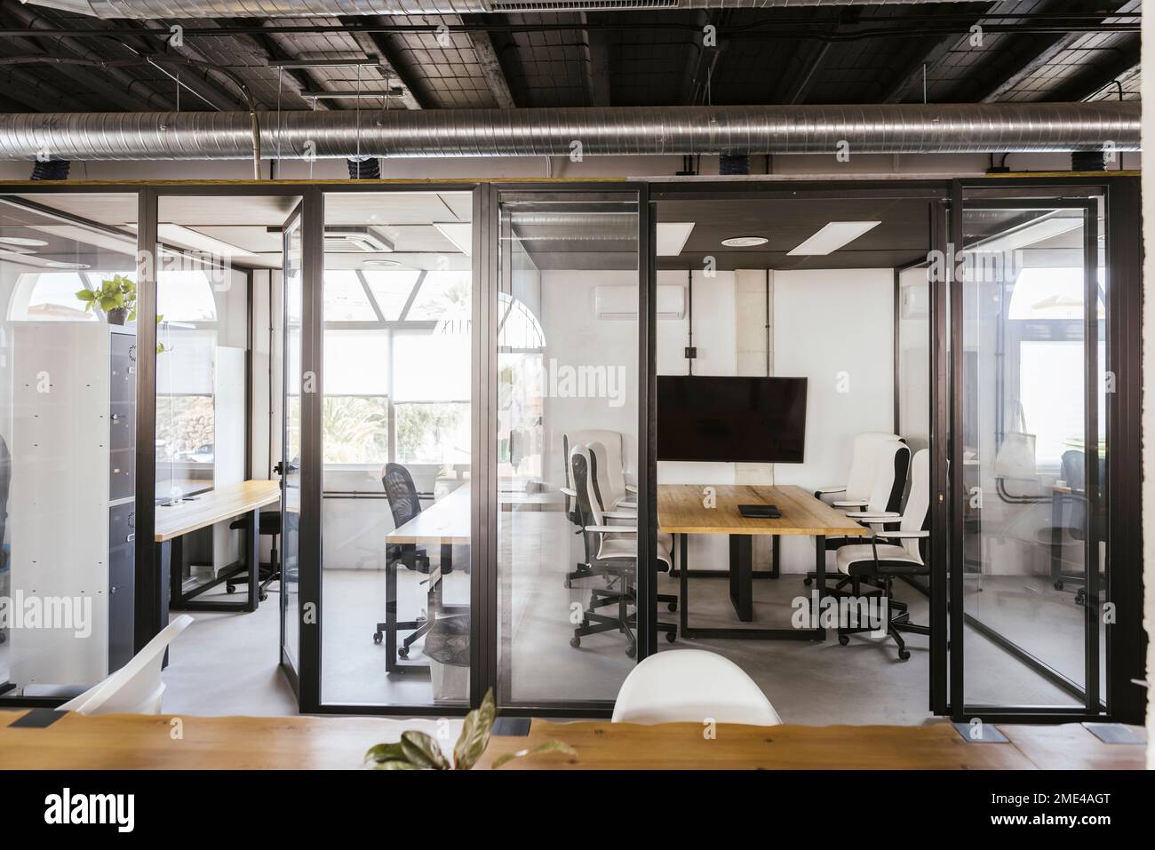 Ufficio di coworking vuoto con tavoli e sedie per conferenze Foto Stock