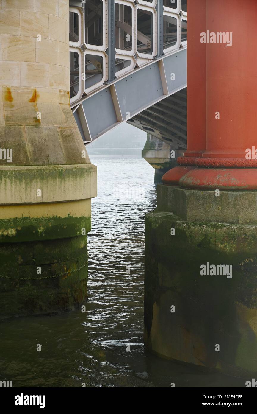 Primo piano del ponte ferroviario Blackfriars con vecchie colonne rosse del vecchio ponte Foto Stock