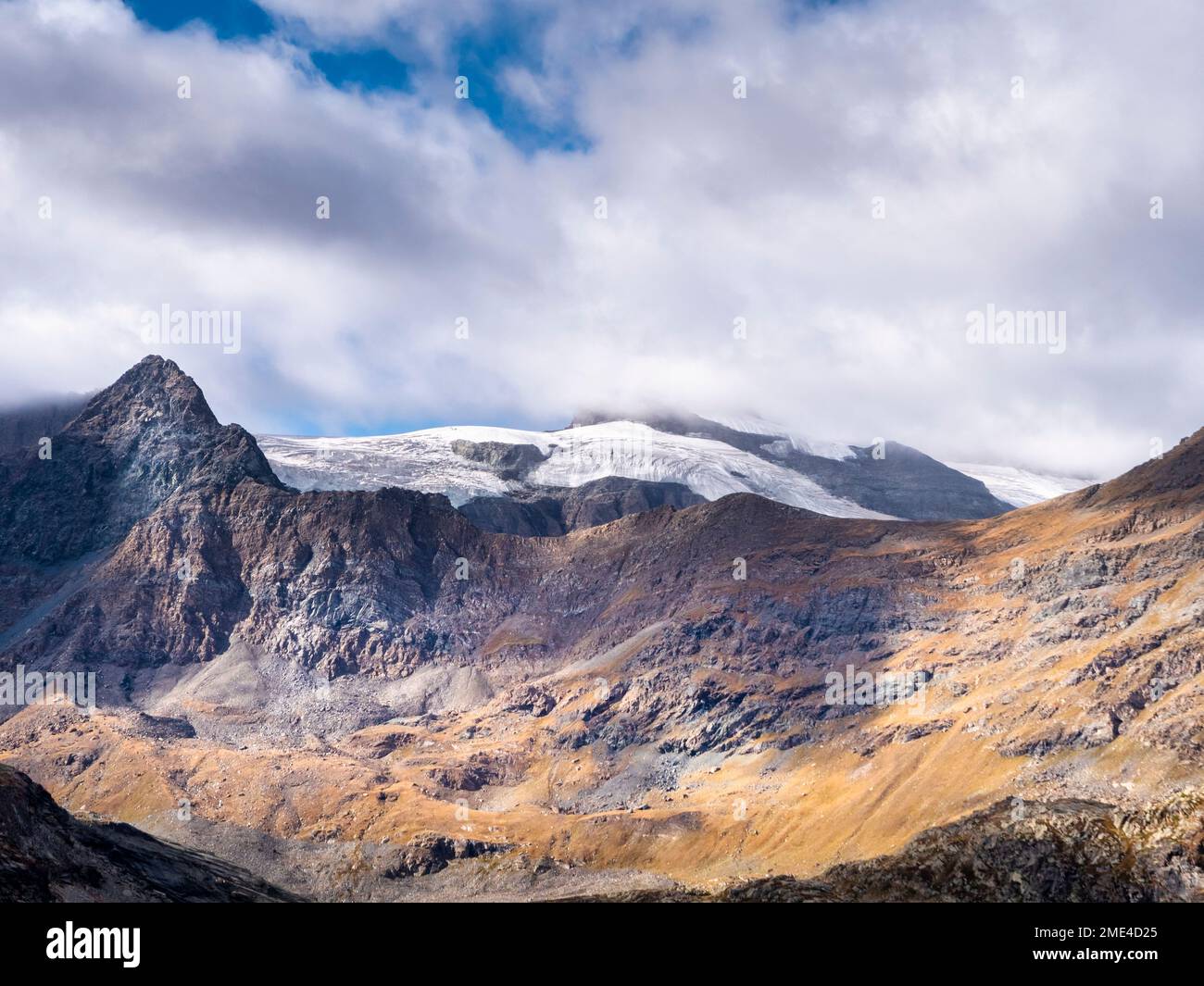 Francia, Auvergne-Rodano-Alpi, nuvole sulla valle nel Parco Nazionale della Vanoise Foto Stock