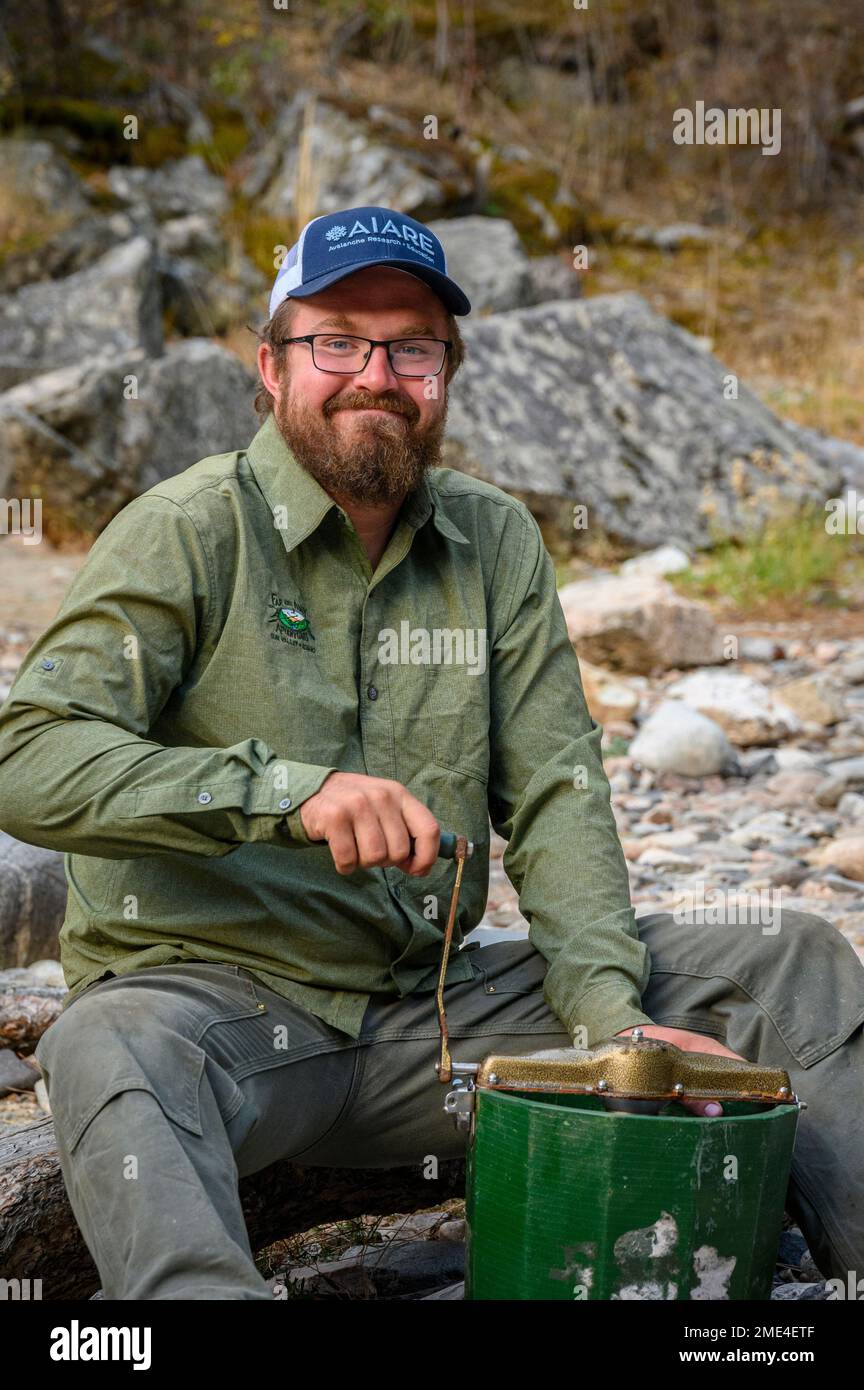 Far & Away Adventures guida Cody fare gelato sul fiume Middle Fork Salmon in Idaho. Foto Stock