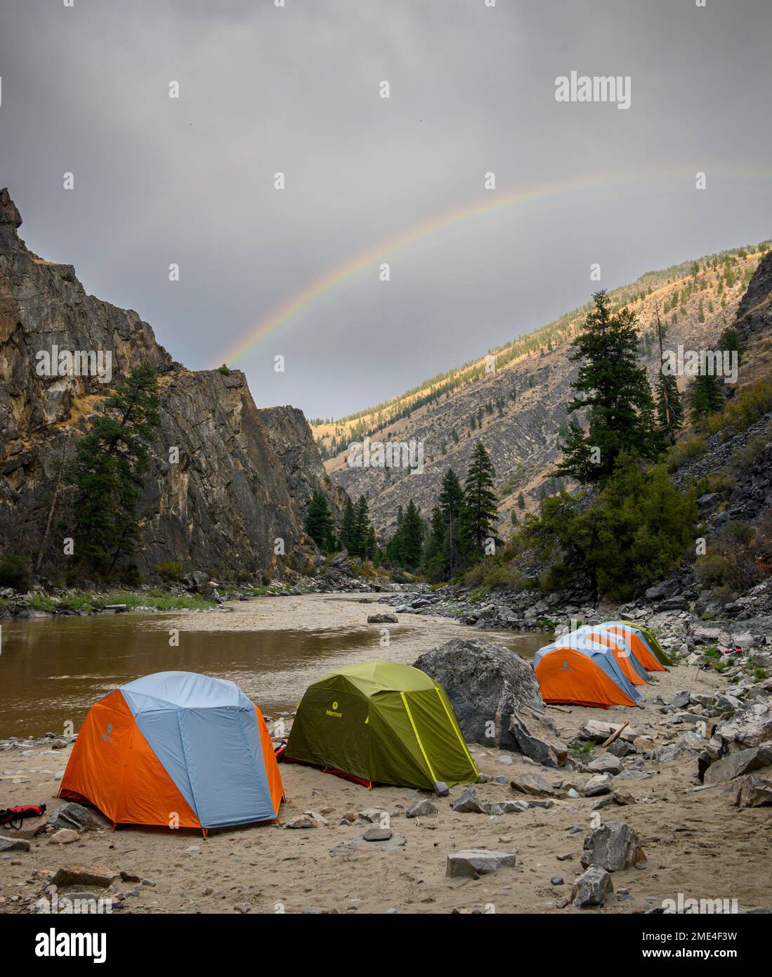 Arcobaleno sul campeggio sul fiume Middle Fork Salmon, Idaho. Foto Stock
