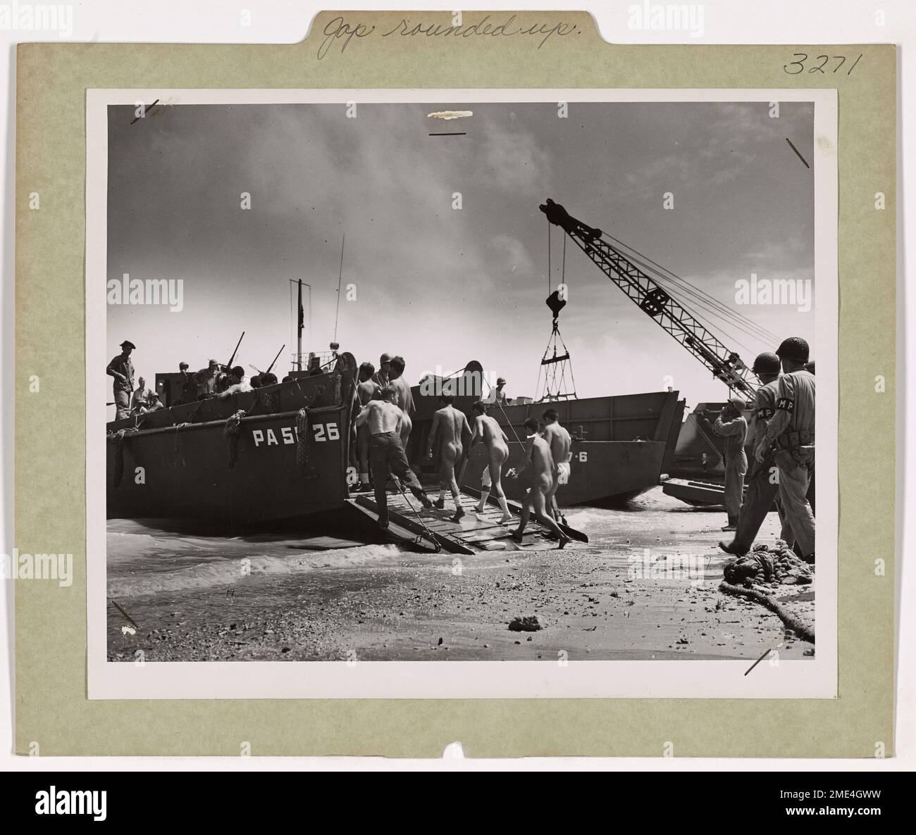 I prigionieri giapponesi catturati sono visti salire a bordo di un mezzo da sbarco con equipaggio della Guardia Costiera dopo che le forze americane hanno assicurato l'atollo di Kwajalein nelle Isole Marshall. Foto Stock